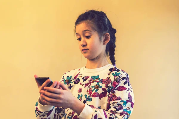 Маленька Дівчинка Використовує Смартфон Несподіванкою Тонований — стокове фото