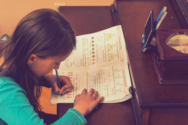 Hausaufgabenbetreuung Schulmädchen Lernt Hausaufgaben Mathe Während Ihres Online Unterrichts Hause — Stockfoto