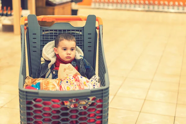 Хлопчик Роки Супермаркеті Сидячи Кошику Різними Продуктами Тонований — стокове фото