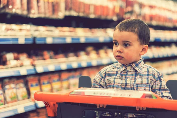 Симпатичный Мальчик Одетый Клетчатую Рубашку Супермаркете Тележке Фоне Полок Мясными — стоковое фото