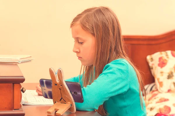 Домашнє Навчання Школярка Вивчає Математику Домашнього Завдання Під Час Онлайн — стокове фото