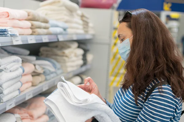 Mujer Con Máscara Médica Eligiendo Productos Una Tienda Concepto Compra — Foto de Stock