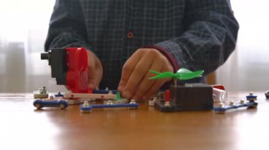 Eğitim, çocuklar, teknoloji, bilim ve fütüristik kavram. E-öğrenme. Çocuk elektronik bir inşaatçı tarafından oynanır. Entelektüel oyuncaklar. Erken kalkınma kavramı