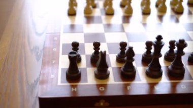 Satranç taşları satranç tahtasına yerleştirilir. Satranç oyununun başlangıcı. Satranç tahtasına yerleştirilmiş.