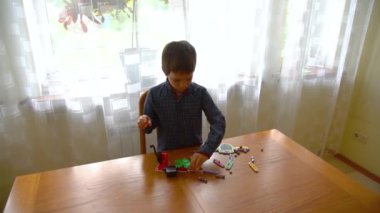 Eğitim, çocuklar, teknoloji, bilim ve fütüristik kavram. E-öğrenme. Çocuk elektronik bir inşaatçı tarafından oynanır. Entelektüel oyuncaklar. Erken kalkınma kavramı