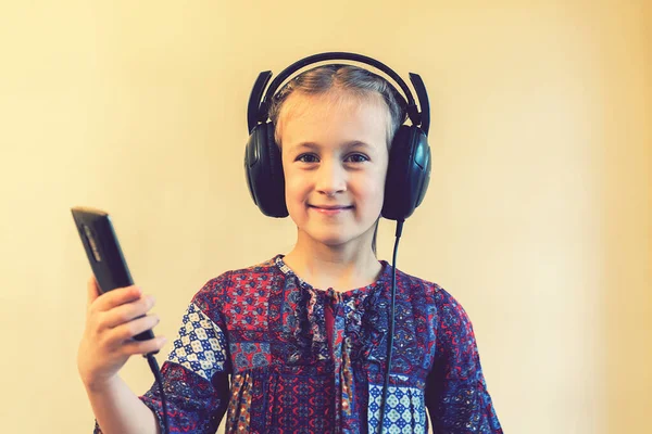 Słuchawki Dla Dziewczynek Pomocą Telefonu Stonowana — Zdjęcie stockowe