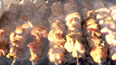 Açık havada çıkan bir yangında Şiş Kebap 'ı şiş kebap ile hazırlıyorum. Şişte kebap pişirmek. Izgarada ızgara tavuk şiş kebap yakın çekim