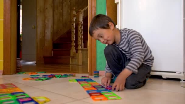 Petit garçon souriant jouant avec jouet constructeur magnétique. Garçon jouant des jouets intellectuels. mignon enfant jouer avec magnétique constructeur jouet — Video