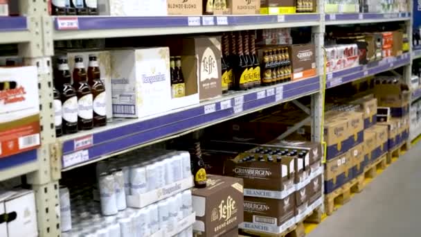 Kiew, Ukraine. 04. Juli 2020 Verschiedenes Bier in den Regalen eines Ladens. Glatter und stetiger Schuss Bieralkohol-Vielfalt im Supermarkt. Regale mit Flaschen berühmter Alkoholmarken — Stockvideo