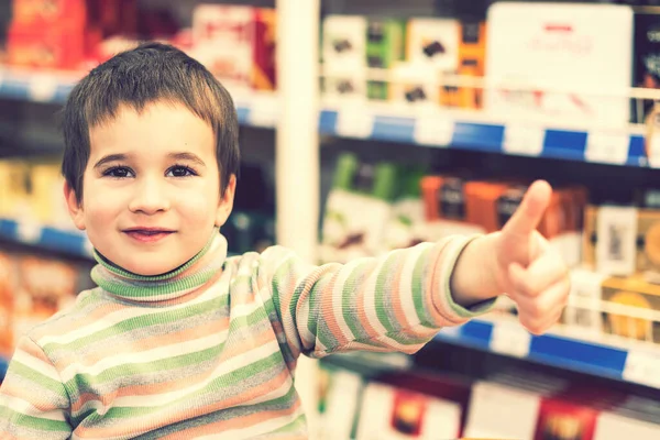 Menino Feliz Anos Supermercado Fundo Prateleiras Com Chocolate Rapaz Mostrou — Fotografia de Stock