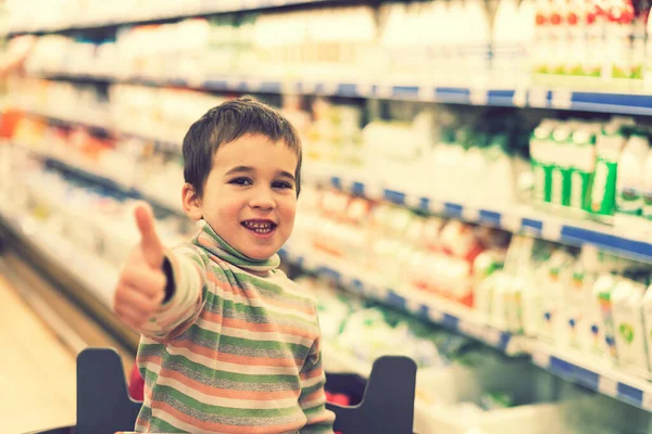 Menino Feliz Anos Supermercado Fundo Prateleiras Com Leite Iogurte Rapaz — Fotografia de Stock