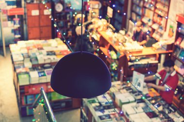 Kitapçıdaki kitabın bulanık ve soyut arkaplanı. Kütüphane odasında arka planınız için bulanık bir kitaplık. Kendi kendini eğitme kavramı. ses tonlu.