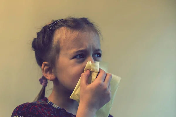 Güzel Bir Genç Kız Açık Gri Arka Planda Soğuk Algınlığı — Stok fotoğraf