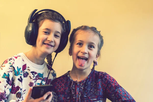 Dos Chicas Alegres Años Escuchan Música Smartphone Tonificado —  Fotos de Stock