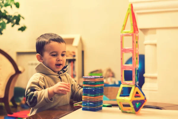 Chłopiec Rok Buduję Wieża Jaskrawy Konstruktor Mały Uśmiechnięty Chłopiec Bawiący — Zdjęcie stockowe