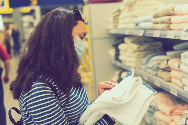 Mulher Máscara Médica Escolher Bens Uma Loja Conceito Compras Durante — Fotografia de Stock