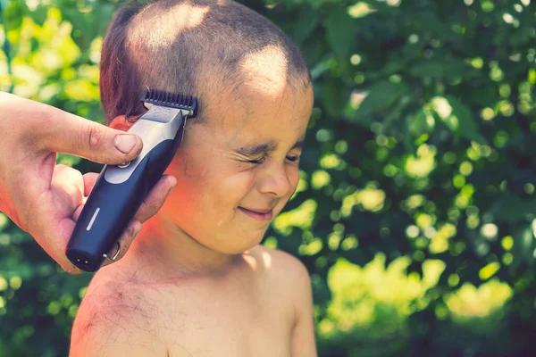 Mano Sostiene Cortador Pelo Eléctrico Corta Pelo Largo Del Niño — Foto de Stock