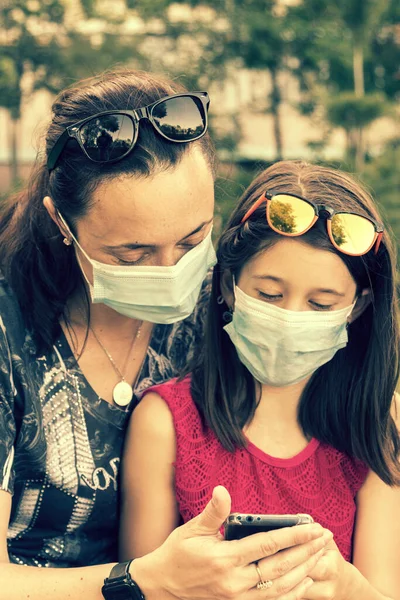 Anya Lányával Parkban Orvosi Maszkban Anya Gyerek Családja Védőmaszkot Visel — Stock Fotó