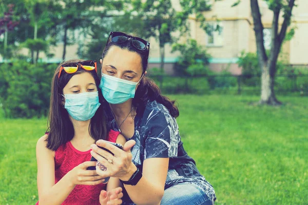 Anya Lányával Parkban Orvosi Maszkban Anya Gyerek Családja Védőmaszkot Visel — Stock Fotó