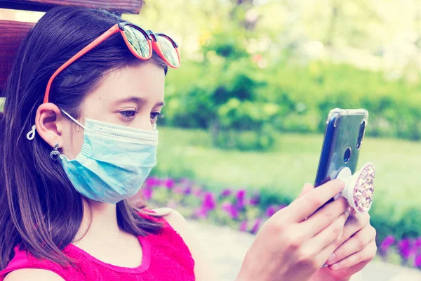 Akıllı Telefon Tutan Koruyucu Maskeli Bir Kız Green Park Taki — Stok fotoğraf