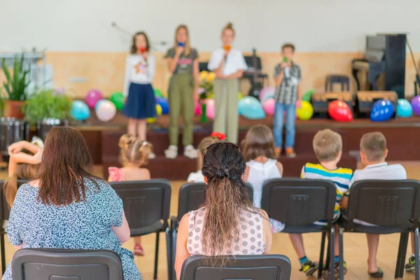 Lkokulda Çocuk Tatili Sahnedeki Çocuklar Ailelerinin Önünde Gösteri Yapıyorlar Görünmez — Stok fotoğraf