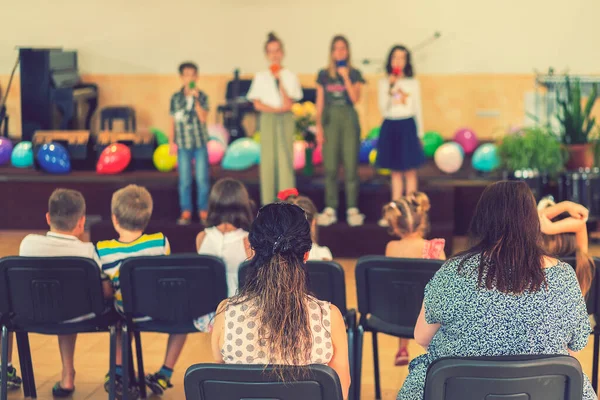 Férias Infantis Escola Primária Crianças Palco Apresentam Frente Dos Pais — Fotografia de Stock