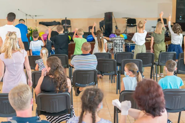 Férias Infantis Escola Primária Crianças Palco Apresentam Frente Dos Pais — Fotografia de Stock