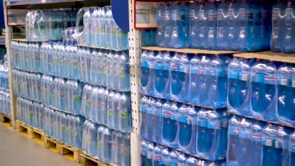 Kiew, Ukraine. 04. Juli 2020 Regale mit Mineralwasser im Supermarkt. Mineralwasserflaschen im Regal im Supermarkt — Stockvideo