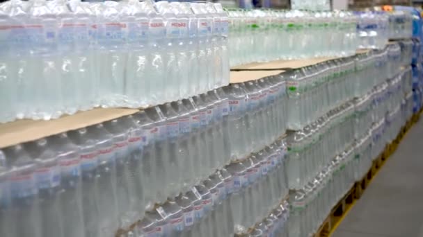 Kiew, Ukraine. 04. Juli 2020 Regale mit Mineralwasser im Supermarkt. Mineralwasserflaschen im Regal im Supermarkt