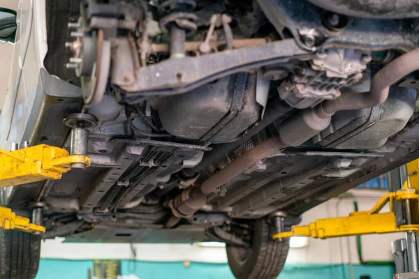 Coche Levantado Servicio Del Automóvil Para Fijación Detalle Las Reparaciones — Foto de Stock