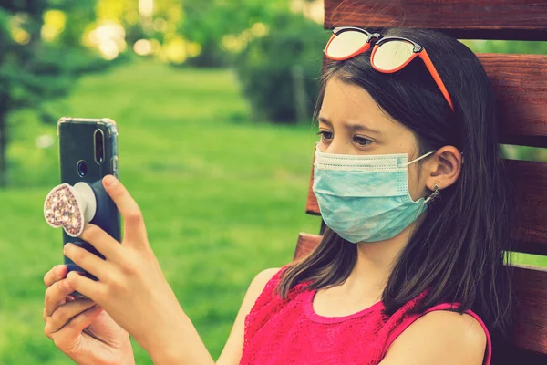 Akıllı Telefon Tutan Koruyucu Maskeli Bir Kız Green Park Taki — Stok fotoğraf