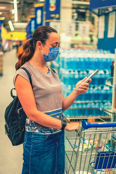 Тревожная Женщина Носит Медицинскую Маску Против Коронавируса Время Покупок Супермаркете — стоковое фото