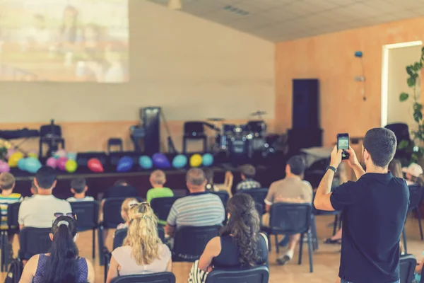 Férias Infantis Escola Primária Crianças Palco Apresentam Frente Dos Pais — Fotografia de Stock