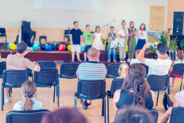 Kinderferienprogramm Der Grundschule Kinder Auf Der Bühne Treten Vor Eltern — Stockfoto