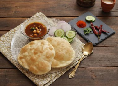 Otantik Kuzey Hindistan Chole Bhature Yemeği Baharat ve Çayla Geleneksel Sokak Yemekleri Fotoğrafı