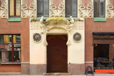 Daireli ev ve Art Nouveau tarzında St. Petersburg Bolshaya Zelenina Caddesi üzerinde Giriş cephesi parçası