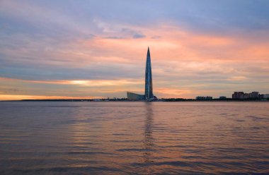 St. Petersburg'da kule yaz akşam ve Lakhta merkezinin görünümü
