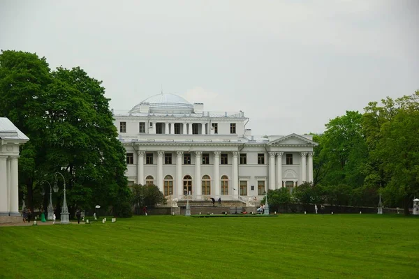 Die Geölte Wiese Und Das Palais Auf Der Elagin Insel — Stockfoto