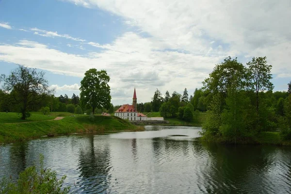 Gatchina 的黑湖和隐修会宫殿 — 图库照片