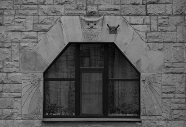 Fragmento Fachada Una Casa Con Ventana Búho Estilo Art Nouveau —  Fotos de Stock