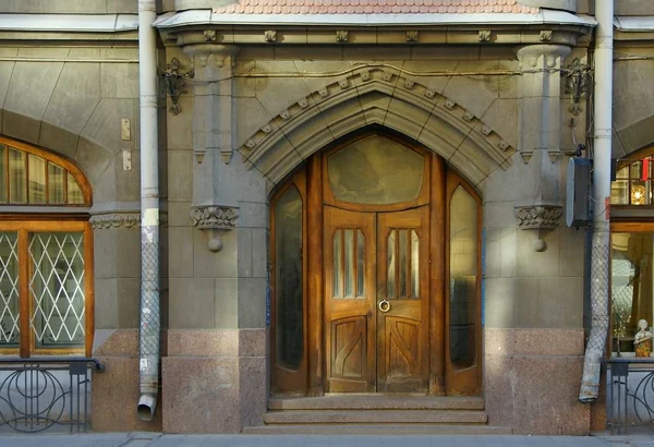 在圣彼得堡的 Sadovaya 公寓楼的门面和艺术风格的入口 — 图库照片