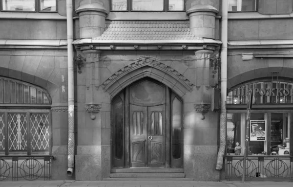 Fragment Der Fassade Des Mehrfamilienhauses Und Des Eingangs Zum Jugendstil — Stockfoto