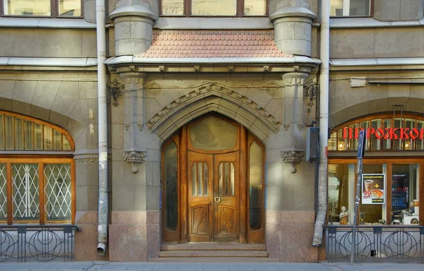 在圣彼得堡的 Sadovaya 公寓楼的门面和艺术风格的入口 — 图库照片