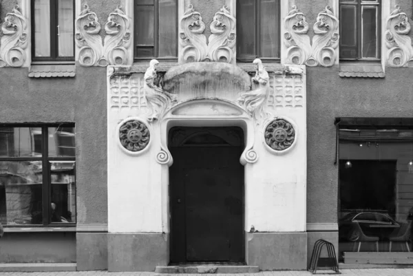 Fragment Der Fassade Des Mehrfamilienhauses Und Des Eingangs Den Jugendstil — Stockfoto