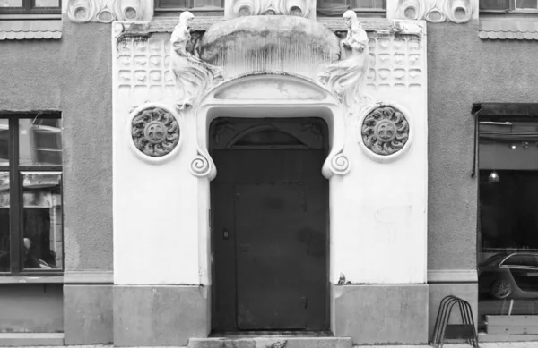 集合住宅 サンクト ペテルブルグのボルダ Zelenina 通りにアール ヌーボー様式の入口のファサードのフラグメント — ストック写真