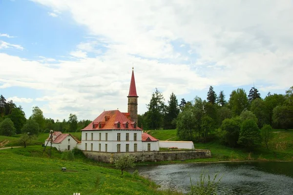 Vårdag Och Priory Palace Gatchina — Stockfoto