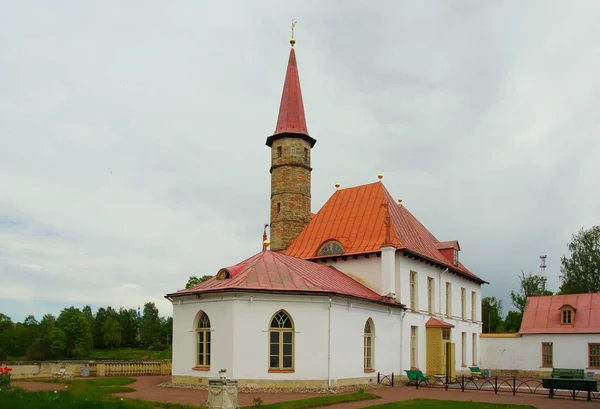 Тюльпани Подвір Палацу Priory Гатчині — стокове фото