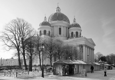 Kış günü ve Trinity Katedrali, St. Petersburg