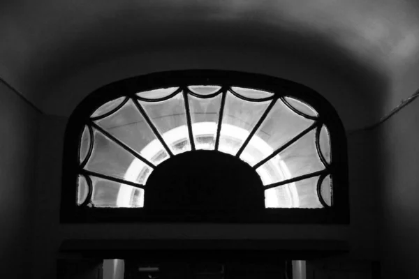 Вікно Стилі Модерн Сходах Житлового Будинку Загородній Проспекті Санкт Петербурзі — стокове фото