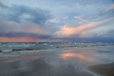Jurmala Riga Körfezi kıyısında yaz akşamları